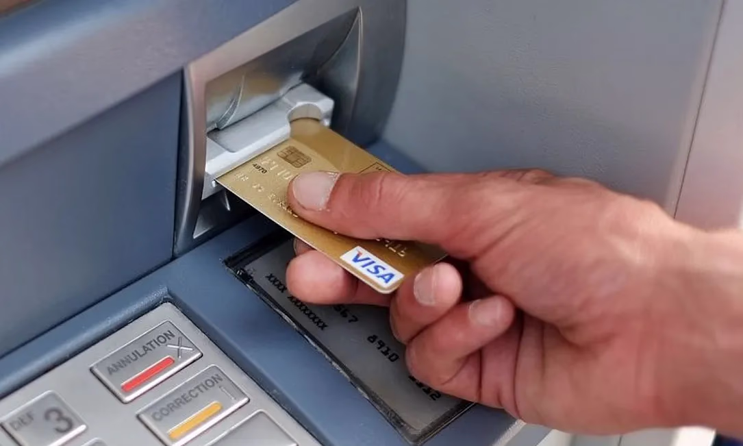 Макеты милиционеров у банкоматов появились в Кыргызстане