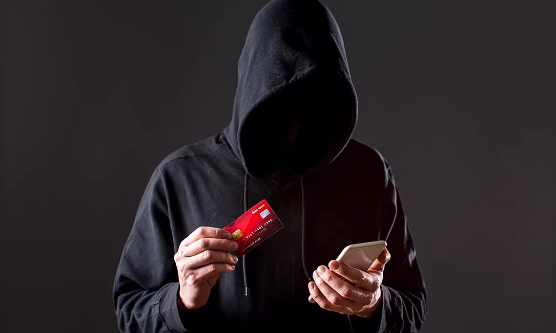 Продавали аккаунты и банковские карты мошенникам: в КР задержали 9 человек