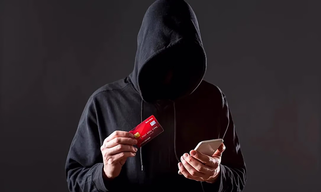 Аккаунт жана банк карталарын алдамчыларга сатышкан: Кыргызстанда 9 жаран кармалды