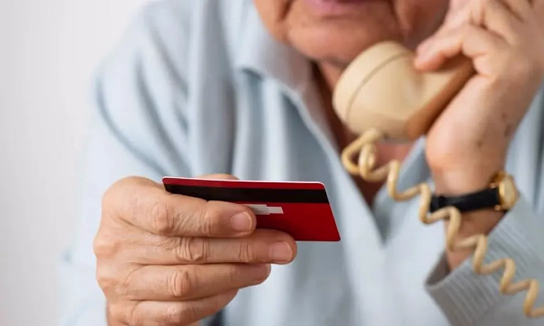 Өзүн күч түзүмдөрүнүн кызматкеримин деп тааныштырган жигит бишкектик энени алдап кетти