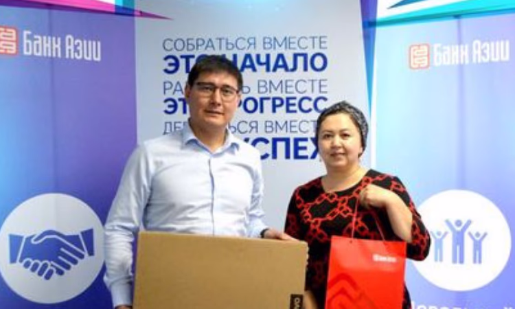 В «Банке Азии» вручили ноутбук победителю акции от Visa