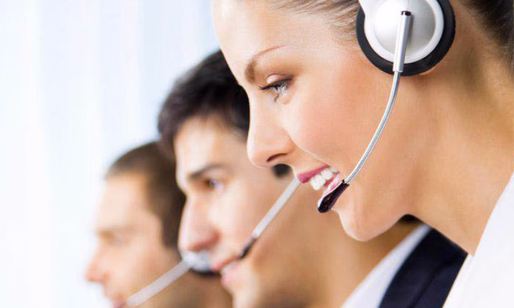 Бизнес-леди получают в сall-центре консультации по вопросам финансов и права