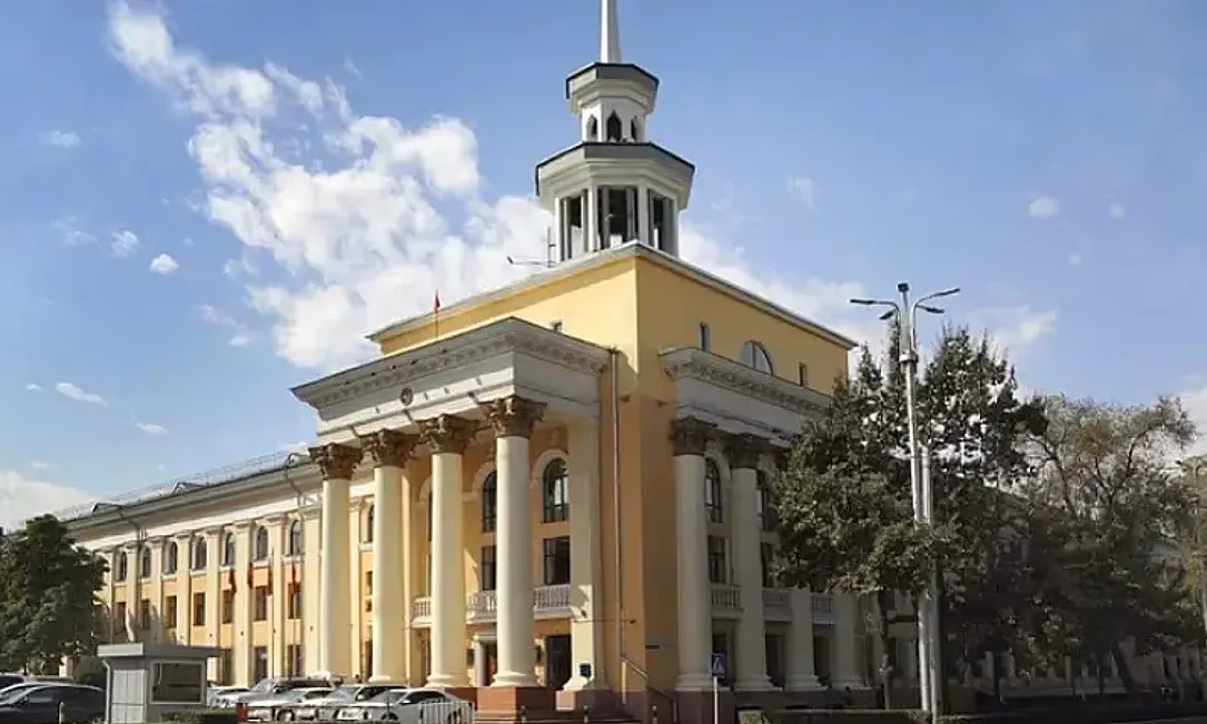 Здание Нацбанка в центре Бишкека заняла мэрия