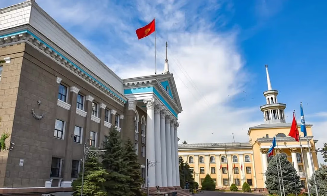 Парковка без оплаты обойдется дороже: в мэрии Бишкека напомнили о штрафах