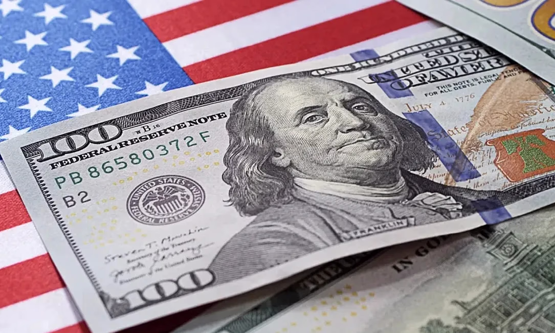 Срок вывоза комбанками неветхих наличных долларов США вновь продлен