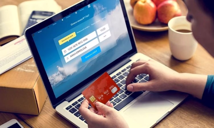 Половина кыргызстанцев пользуются банковскими картами