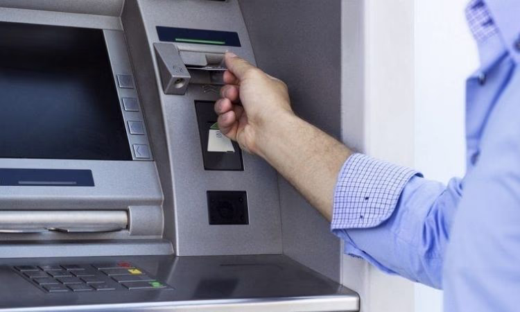 Возвращается комиссия за снятие денег с «Элкарт» пенсионерами