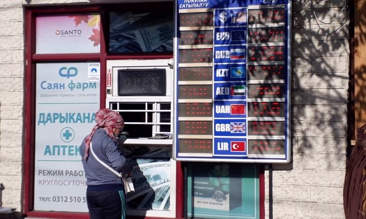 Доллар снова стоит 85 сомов