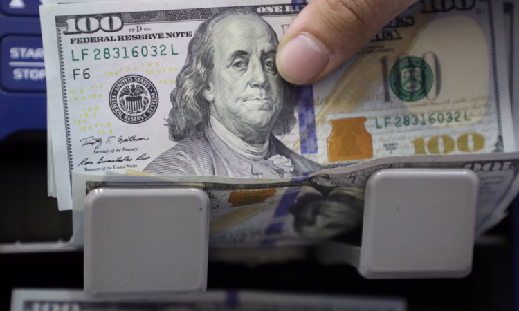 Доллар в банках Кыргызстана вновь подорожал на сом