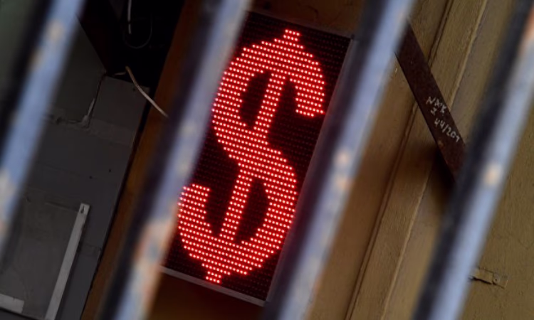 За уик-энд американская валюта подросла