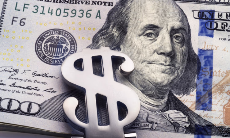 Кабмин намерен ограничить вывоз из КР наличных долларов США