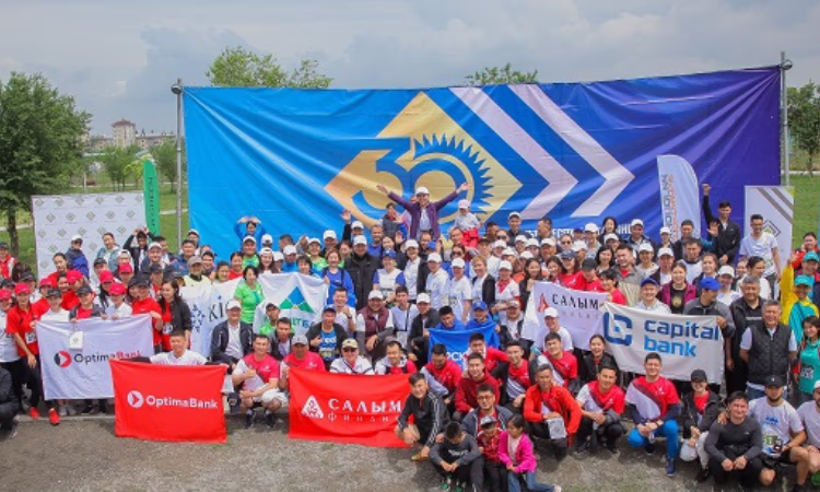 В Бишкеке прошел забег сотрудников Нацбанка, комбанков и МФО