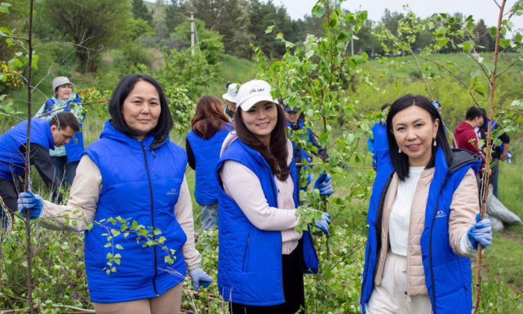 Коллектив Гарантийного фонда посадил 100 саженцев в природном парке