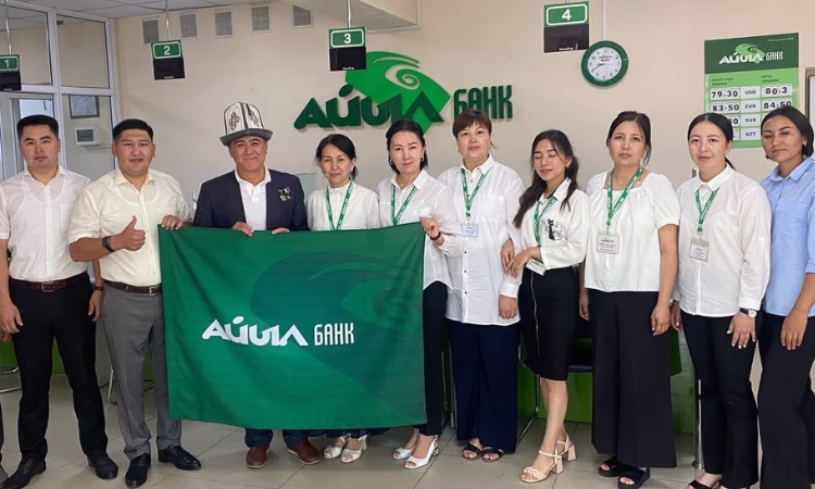 Первый космонавт Кыргызстана посетил Узгенский филиал «Айыл Банка»