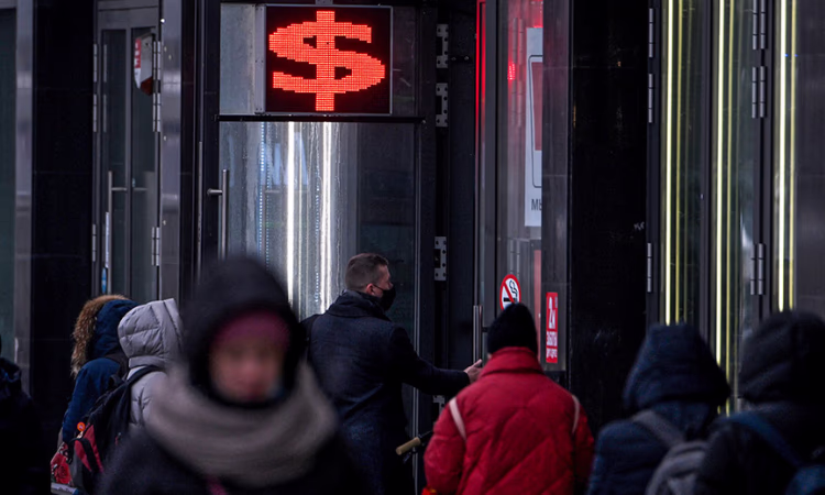 В мае в КР отмечен рекордный в году отток средств через денежные переводы