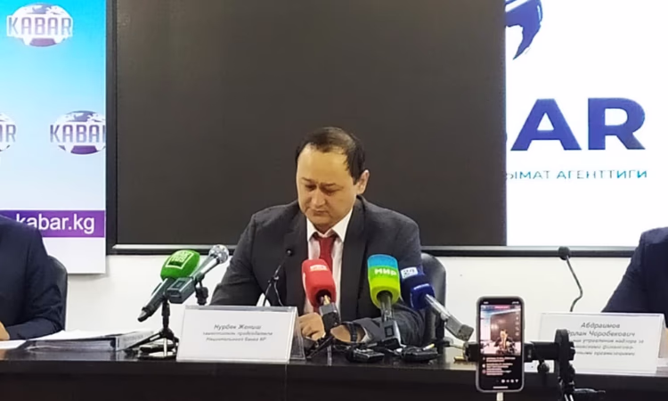 Каковы причины введения комиссий за обналичивание долларов США и евро?