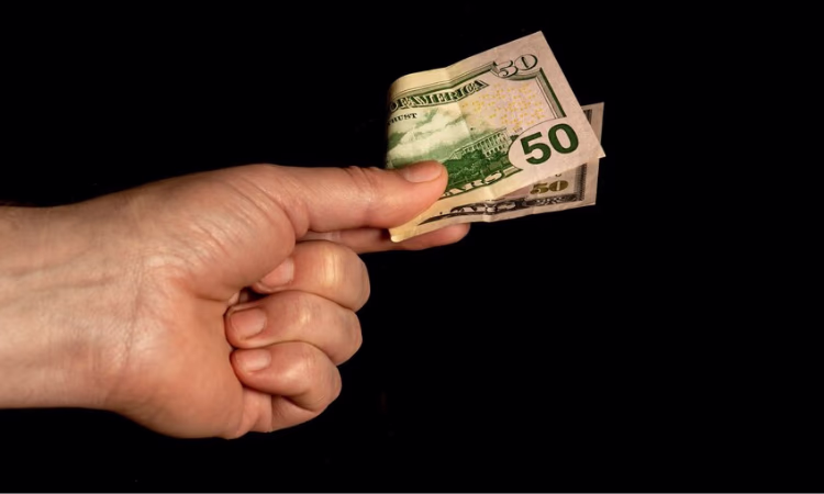 Не более 50 долларов в день в одни руки