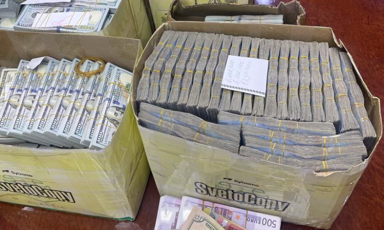 В ходе обыска у бизнесмена обнаружен тайник с крупной суммой денег