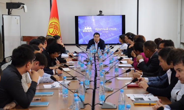 В Нацбанке прошел круглый стол по развитию безналичных платежей