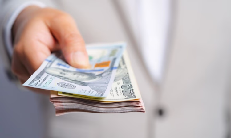 Еще двух кыргызстанцев оштрафовали за теневой обмен валют