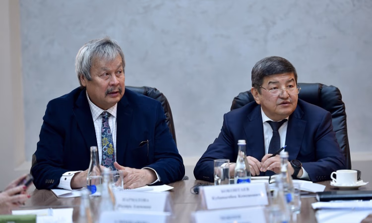 Депутатская комиссия и глава кабмина посетили хранилище Нацбанка