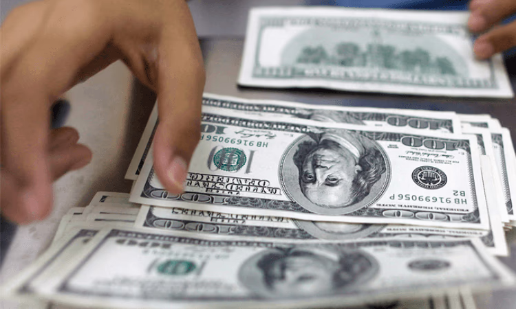 KICB снизил комиссии за обналичивание долларов и евро