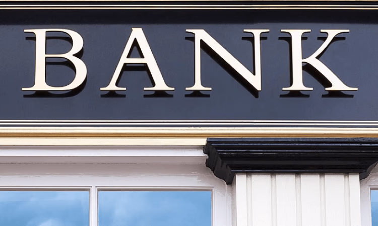 Известные банки России прекращают принимать доллары и евро через банкоматы