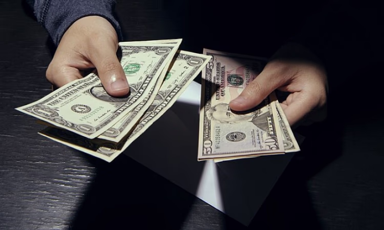 Иссык-Кульским управлением НБ КР оштрафован еще один меняла