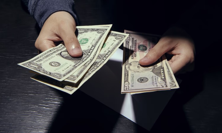 За обмен валюты без лицензии оштрафованы пятеро кыргызстанцев