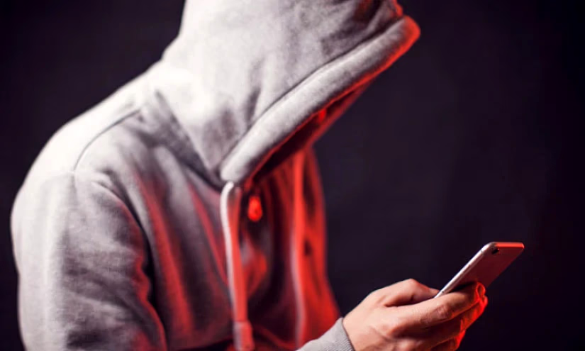 Не давайте прохожим свой телефон - берегите электронный кошелек