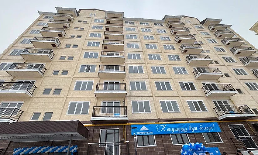 Бакыт Торобаев вручил ключи от квартир в доме, построенном «Керемет Банком» и ГИК