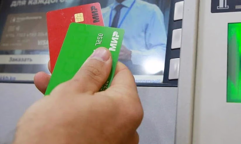Еще меньше банков КР стали обслуживать карты МИР из-за санкций против РФ