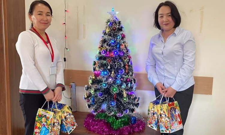 Дед Мороз поздравил сотрудников «ФинансКредитБанка»