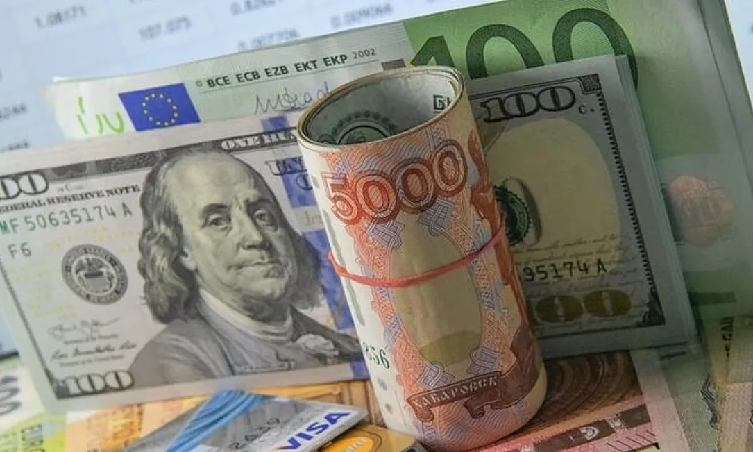 Колебания валют в Кыргызстане: данные за январь–август