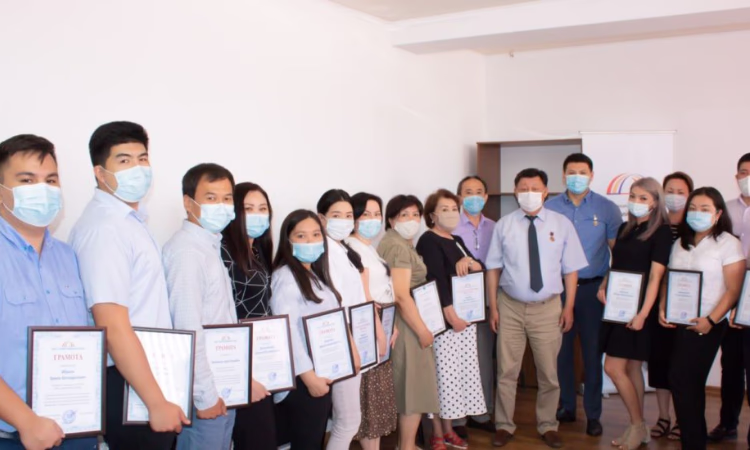 НБКР наградил сотрудников ГФ за поддержку предпринимателей