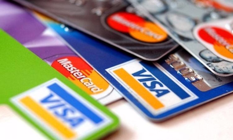 Сколько карт выдали банки к октябрю 2020 года?