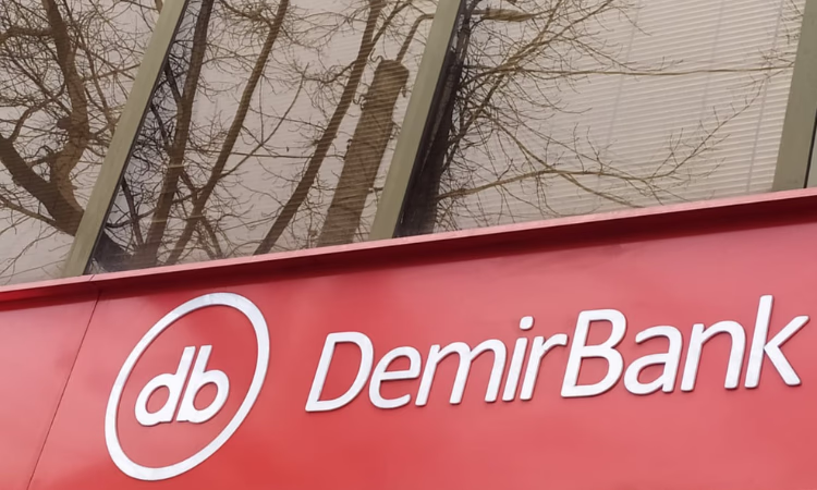 В DemirBank изменились тарифы на снятие долларов в банкоматах