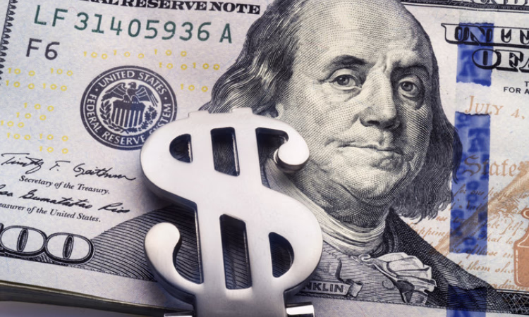 Кабмин намерен ограничить вывоз из КР наличных долларов США