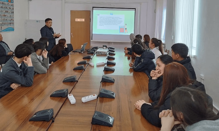 Для школьников Каракола прошла лекция о становлении национальной валюты