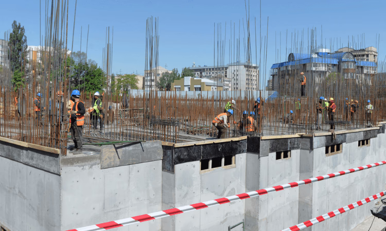 Глава кабмина посетил строящийся микрорайон на месте бывшей колонии