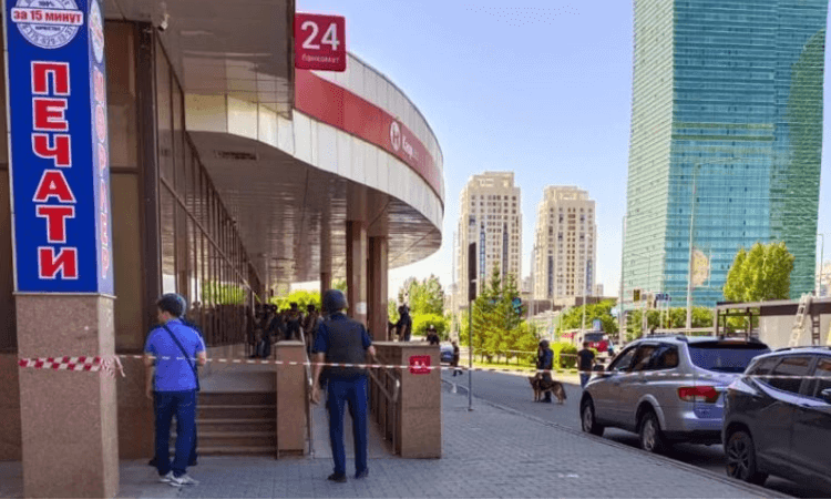 В Астане вооруженный мужчина захватил отделение Kaspi Bank