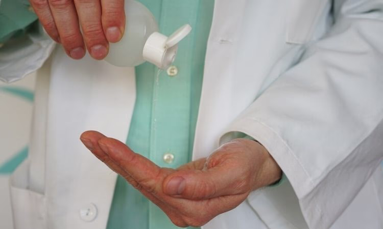 ИФЦ помог «Красному полумесяцу» в поддержке медиков и волонтеров