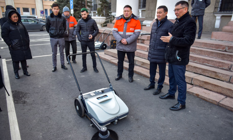 «Оптима Банк» подарил подметальные машины МП «Тазалык»