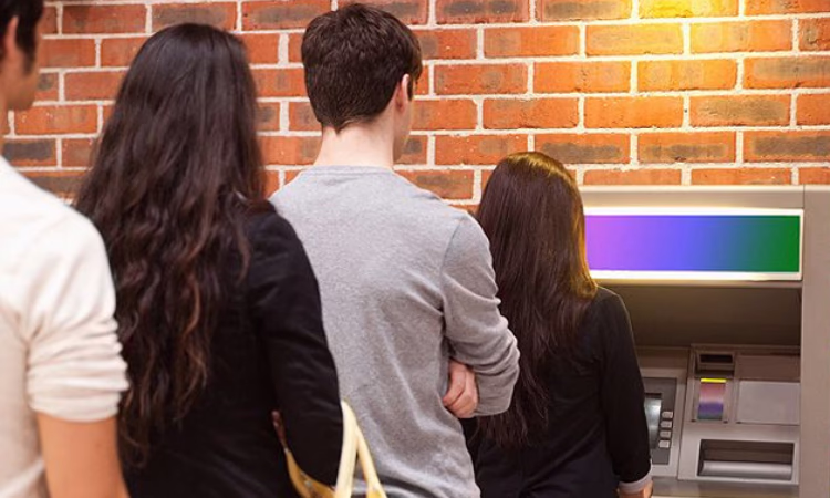 Операции с банкоматом, которые могут привести к потере денег