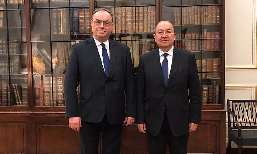 Главы Нацбанка КР и Банка Англии обсудили развитие платежных систем и CBDC