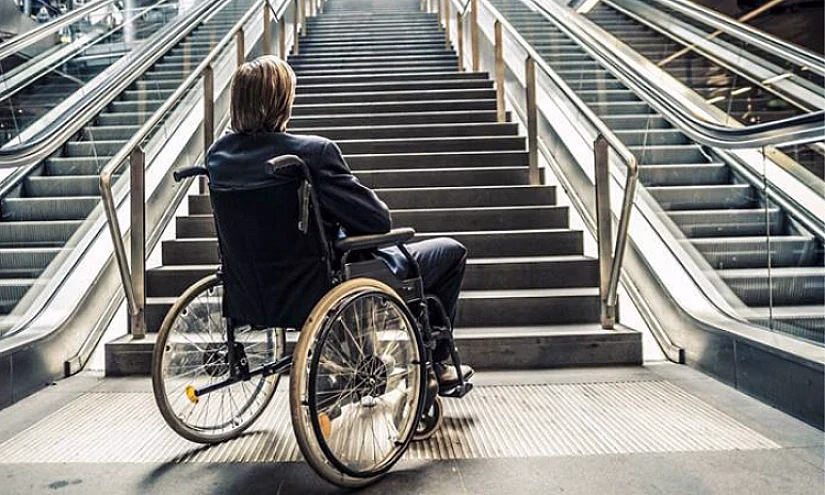 Жизнь с барьерами: У 324 банкоматов и 532 платежных терминалов в КР нет пандусов