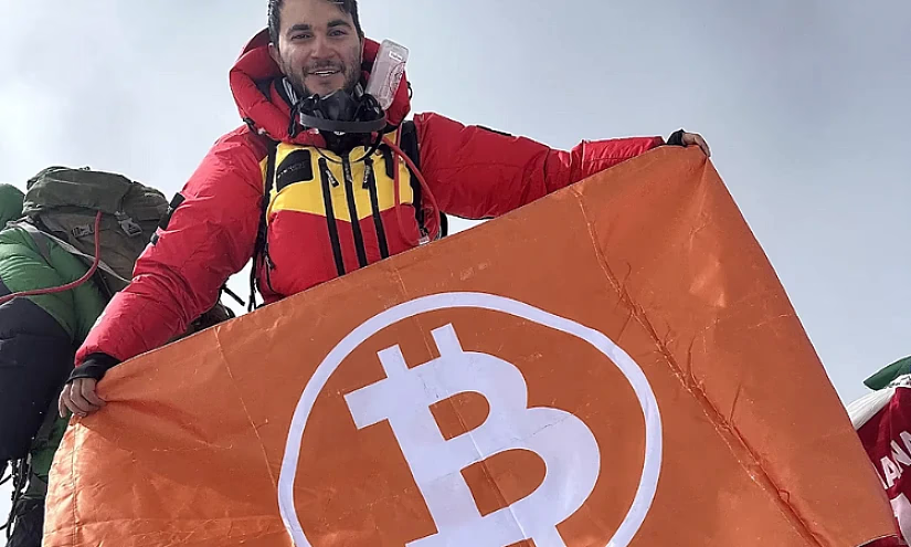 На Эверест подняли флаг с логотипом биткоина