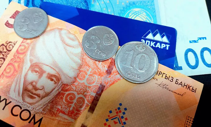 В Кыргызстане зарплаты будут выплачиваться только на банковские карты