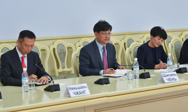 Глава кабмина КР и вице-президент АБР обсудили вопросы сотрудничества