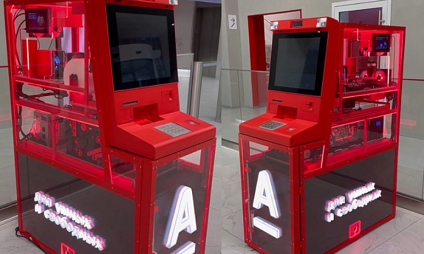 «Альфа-банк» поставил в своем московском офисе прозрачный банкомат